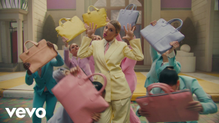 Taylor Swift Attempts <i>Mary Poppins</i> Fanfic in 'ME!'
